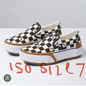 🆘I’m searchingg for a size 7 in the checkered stacked gummed vans.